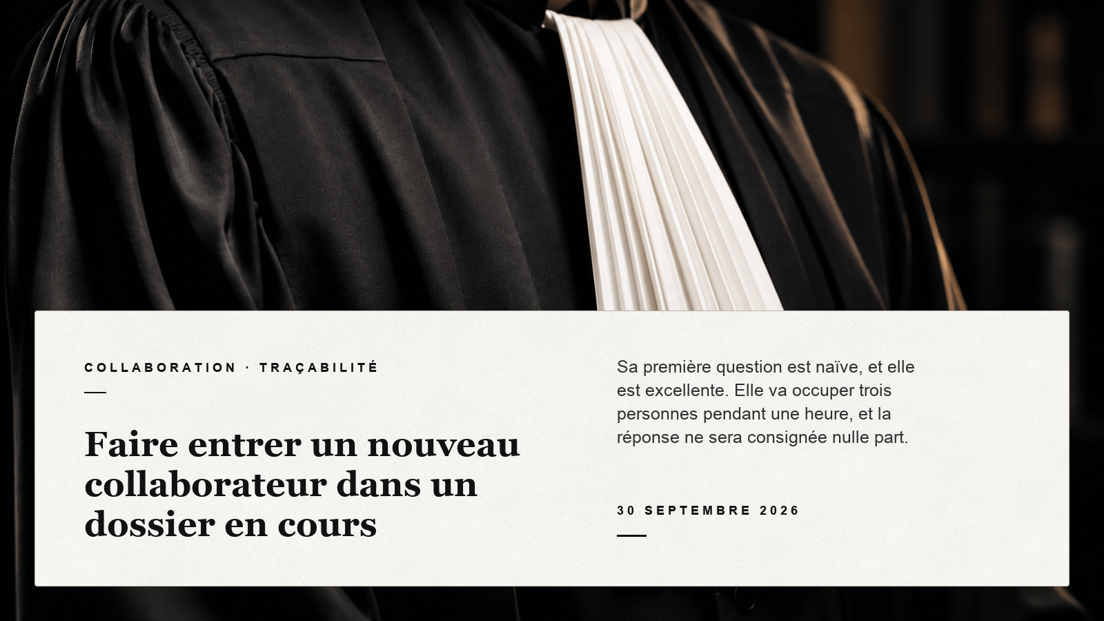 Gros plan d'une robe d'avocat noire et de son rabat blanc, avec un panneau éditorial ivoire en bas sur l'intégration d'un collaborateur