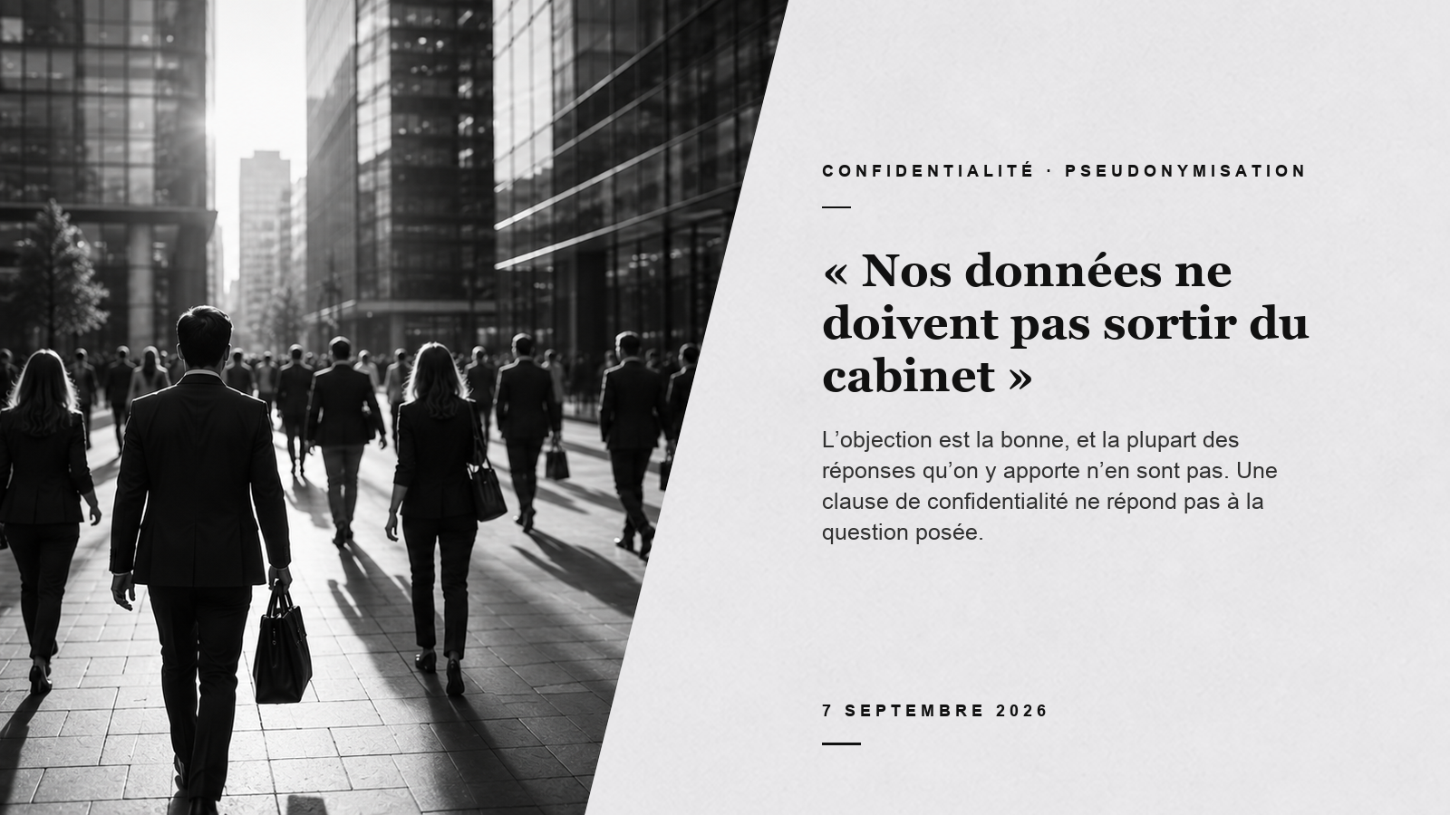 Carte éditoriale sur la confidentialité des données d'un cabinet, avec des professionnels marchant entre des immeubles de bureaux