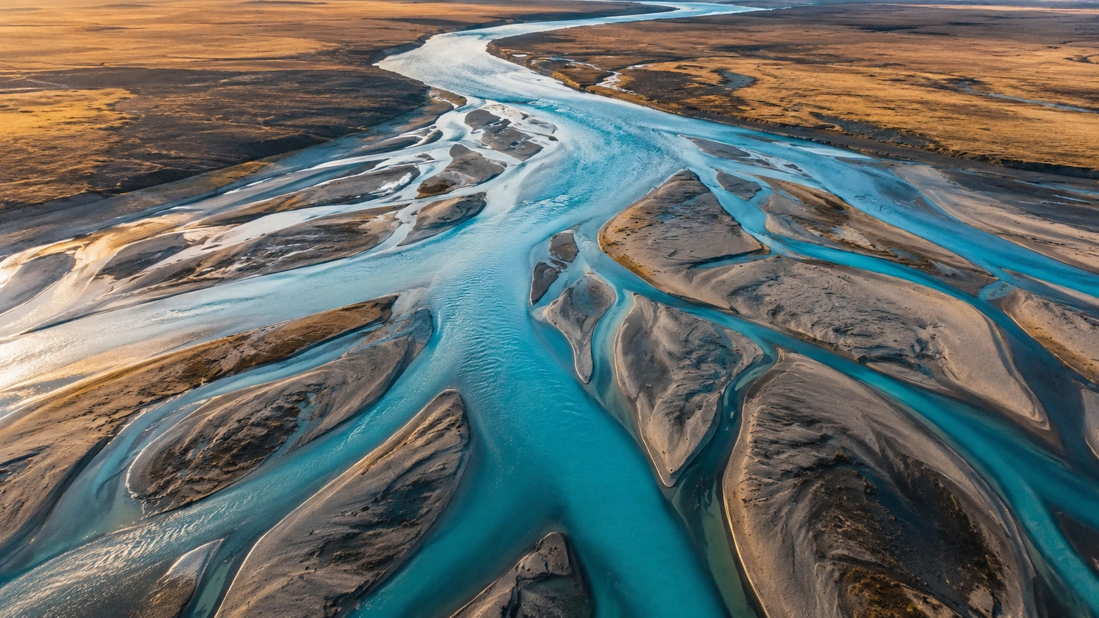 Vue aérienne de bras de rivière bleus se ramifiant dans un paysage aride