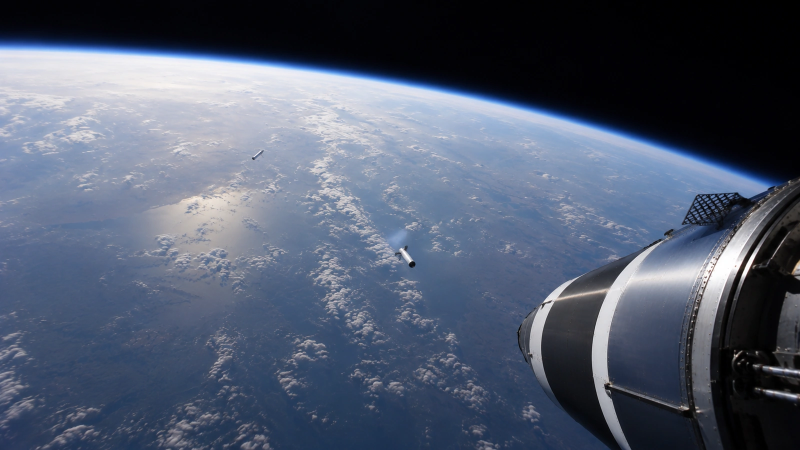 Vista della Terra dall’orbita accanto a un modulo spaziale
